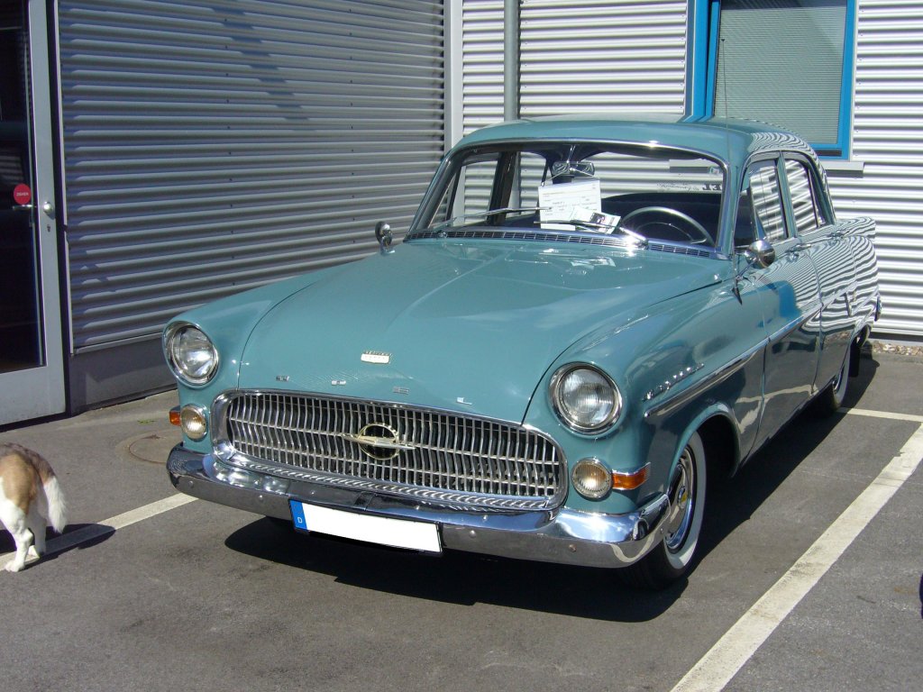Opel Kapitän. 1955 - 1957. In dieser sehr amerikanisch wirkenden Pontonform war der Kapitän bereits 1954 vorgestellt worden. Nach den Werksferien 1955 bekam das Auto einige Facelifts. Von diesem Modell wurden insgesamt 154.099 Einheiten produziert. Der 6-Zylinderreihenmotor mit 2.473 cm³ leistet 75 PS. Ein solcher Wagen kostete 1957 in der Grundausstattung DM 9.350,00. Für die höherwertige L-Ausstattungsvariante mußte man DM 900,00 mehr anlegen. Oldtimertreffem beim TÜV Wuppertal am 10.06.2012.