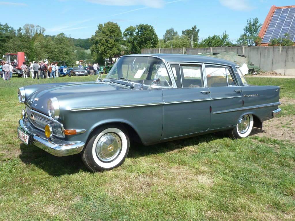 Opel Kapitn, 90 PS, Bj. 1960, ist Gast in Kleinlder anl. Oldtimerausstellung, Mai 2011