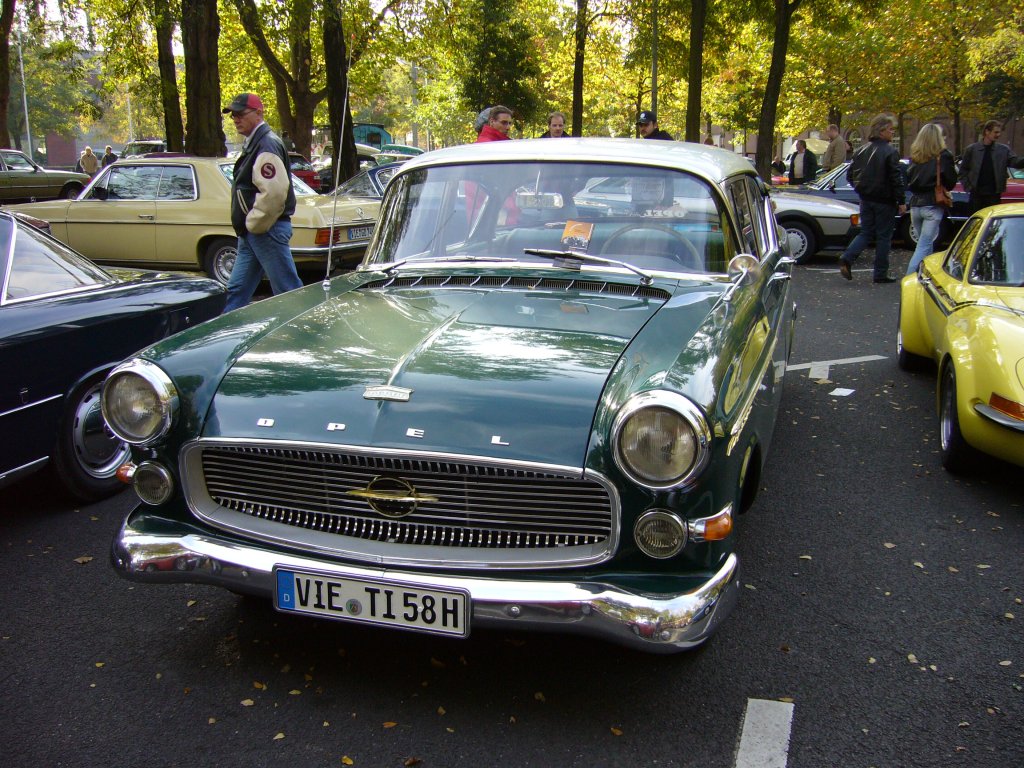 Opel Kapitn   Kapitn P  gebaut von 1958 -1959. Die Farbkombination mte alabastergrau/atlantikgrn sein. Besucherparkplatz der Historicar.