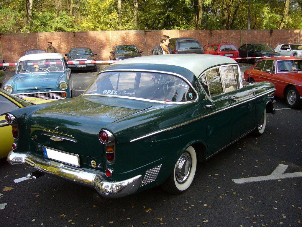 Opel Kapitn P. 1958 - 1959. Der P-Kapitn wurde aufgrund der Form seiner Rckleuchten auch  Schlssellochkapitn  genannt. Der 6-Zylinderreihenmotor leistete 80 PS aus 2.473 cm. Der abgelichtete Kptn ist in der Farbkombination alabastergrau/atlantikgrn lackiert. Dieser Wagen wurde 34.842 mal produziert. Besucherparkplatz Historicar.