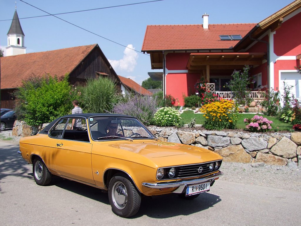 OPEL-Manta auf der  Zielgeraden  bei der Oldtimerrundfahrt in Mnsteuer;090809