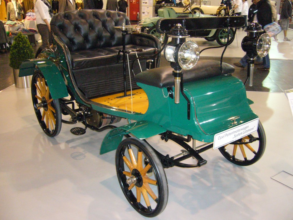 Opel Motorwagen nach dem System von Friedrich Lutzmann. 1899 - 1901. Den Opel  Lutzmann  gab es als zwei- oder viersitziges Automobil. Hier wurde ein sogenanntes vis a vis Modell abgelichtet. Als Motorisierung diente ein 1-Zylindermotor mit 1.545 cm Inhalt, der ca. 3,5 PS leistete. Nach 65 Fahrzeugen wurde der  Lutzmann  vom  Darracq  abgelst. Techno Classica 03.04.2011.