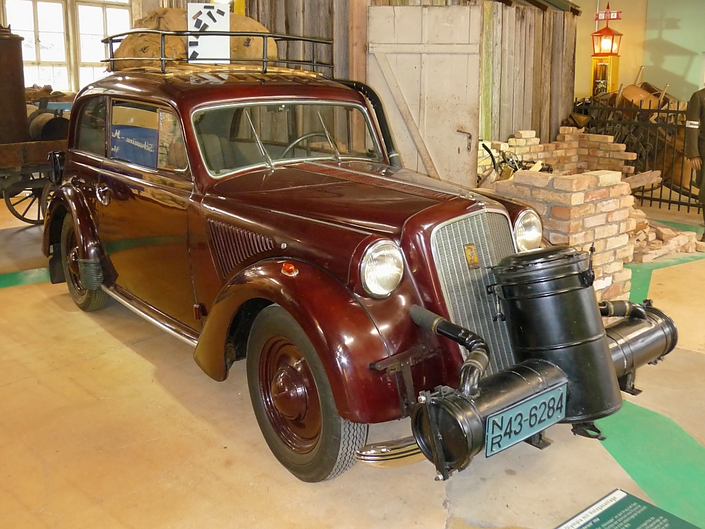Opel Olympia mit Holzgasanlage, Auto & Uhrenwelt Schramberg, 6.3.11
Baujahr 1936
20 PS aus 1285 ccm
60 km/h schnell
Die Holzgasanlage vom Typ Zenker wurde 1946 nachgerüstet.
