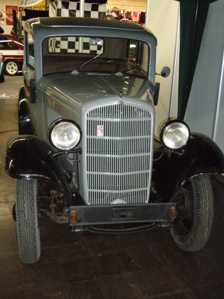 Opel P4. 1935 - 1937. Der Opel P4 war Mitte der 1930´er Jahre, eines der beliebtesten deutschen Autos. Der 4-Zylinderreihenmotor leistet 23 PS aus 1.073 cm. Hier wurde eine P4 Spezial Limousine der Baujahre 1936/1937 abgelichtet. Ein solches Auto kostete 1.675,00 Reichsmark. Essen Motorshow am 29.11.2011.