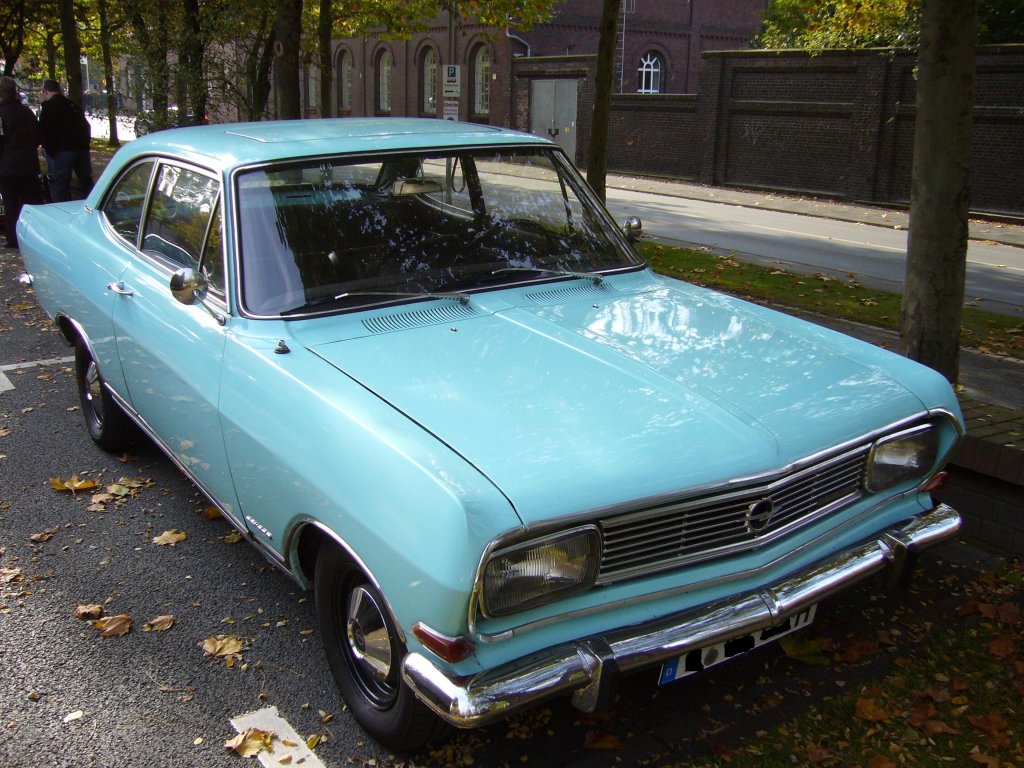 Opel Rekord B Coupe Baujahr 1965 auf dem Besucherparkplatz der Historicar am 18.10.2008.