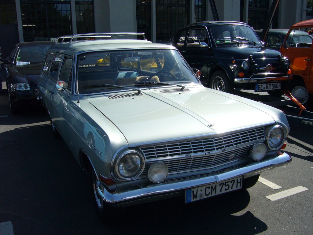 Opel Rekord Caravan 1700. Baujahr 1963-1965 auf dem Besucherparkplatz des Dsseldorfer Meilenwerkes.