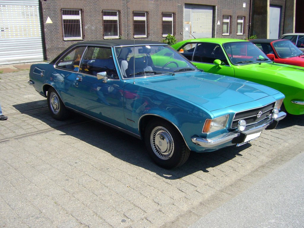 Opel Rekord D Coupe. 1972 - 1977. Von der Coupe Variante des Rekord D wurden 73.987 Fahrzeuge produziert. 73,5% der Coupe Kufer entschieden sich fr die 1.9l Motorisierung. Der abgelichtete Wagen ist in HH Monzablau lackiert. Oldtimertreffen Kokerei Zollverein 01.05.2011.