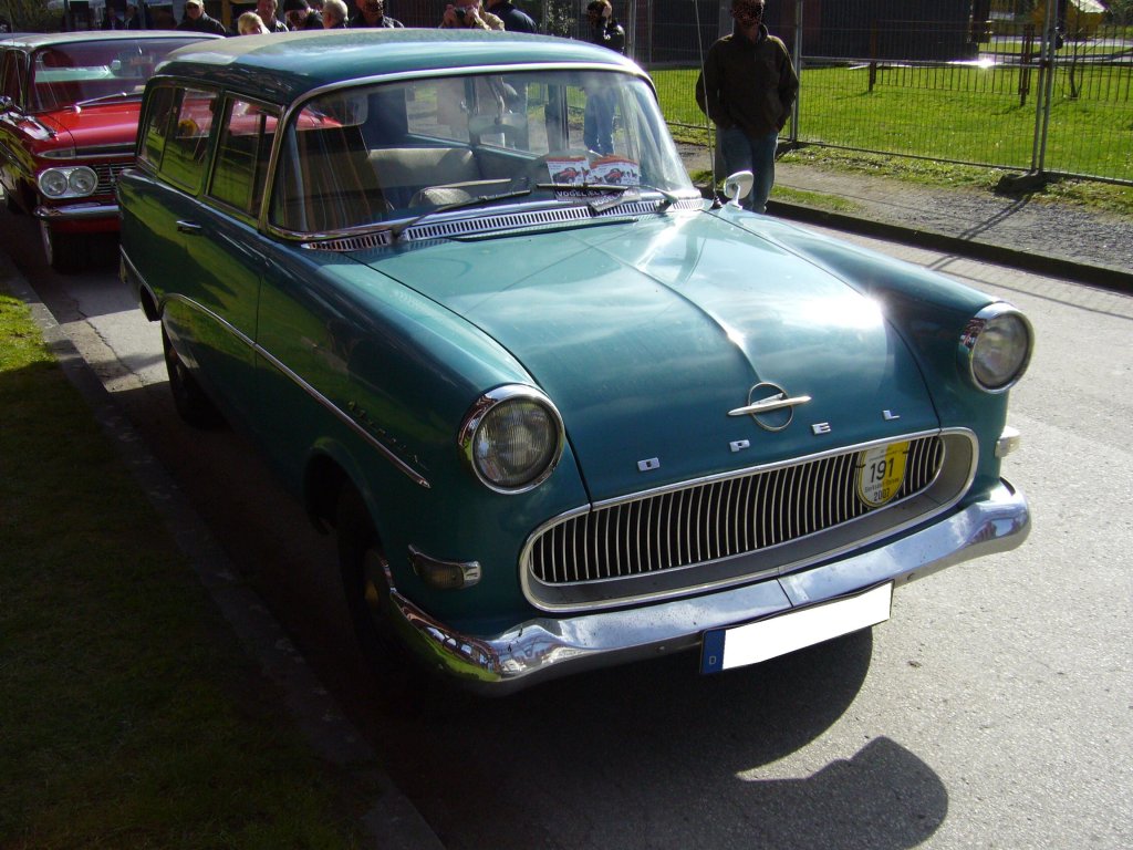 Opel Rekord P1 CarAvan. 1957 - 1960. Der P1 war die Sensation auf der Frankfurter Automobil Ausstellung des Jahres 1957. Der P1 CarAvan war wahlweise mit 1.488 cm oder 1.680 cm Hubraum lieferbar. Das Kombimodell verkaufte sich in 249.329 Einheiten. Davon whlten 120.801 Kufer den greren 1.7l Motor. Ein solches Kombimodell war ab DM 6.845,00 zu haben. Oldtimertreffen Kokerei Zollverein am 01.04.2012.