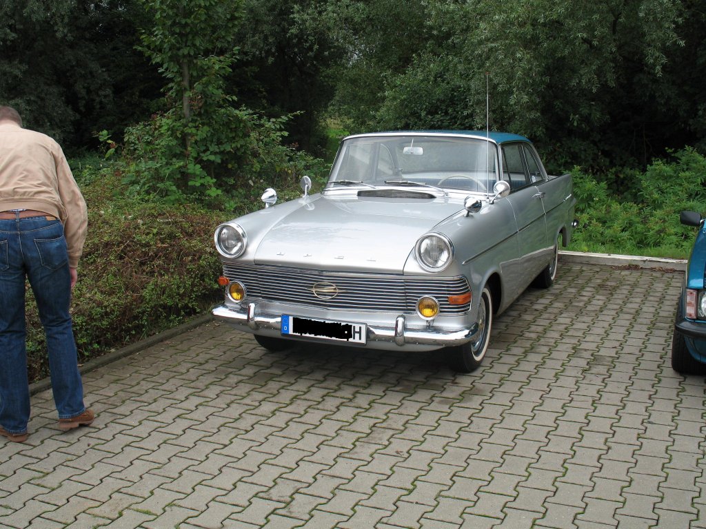 Opel Rekord P2 Coupe in der Farbkombination SU ozeangrn/la plata silber. Das P2 Coupe wurde am 22.08.1961 der ffentlichkeit vorgestellt. 20.08.2006 Oldtimertreffen beim Mlheimer BMW-Hndler Heinemann.