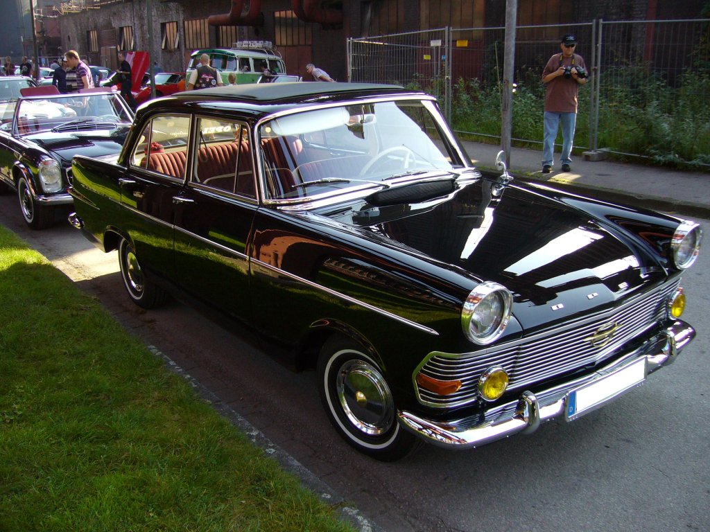 Opel Rekord P2 Limousine 4-trig. 1960 - 1962. Diese im Opelfarbton FF schwarz lackierte, viertrige Limousine mit 1700 cm Motor, kostete bei ihrem erscheinen DM 7.110,00. Oldtimertreffen Kokerei Zollverein am 02.10.2011.
