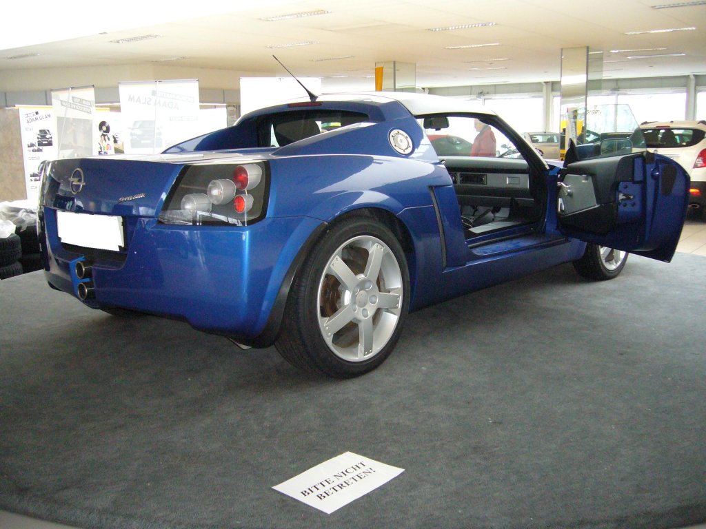 Opel Speedster 2.2l. 2000 - 2005. Der Speedster wurde bei Lotus in England produziert. Hier wurde ein Fahrzeug der  ersten Generation  abgelichtet. Der 2.198 cm groe 4-Zylinderreihenmotor leistet 147 PS. Anfang 2003 wurde die Speedster Modellpalette um einen 1.998 cm 4-Zylinderreihenmotor mit Turbolader erweitert. Diese Motorvariante leistet sogar 200 PS. Showroom eines Essener Opel-Hndlers am 19.01.2013.