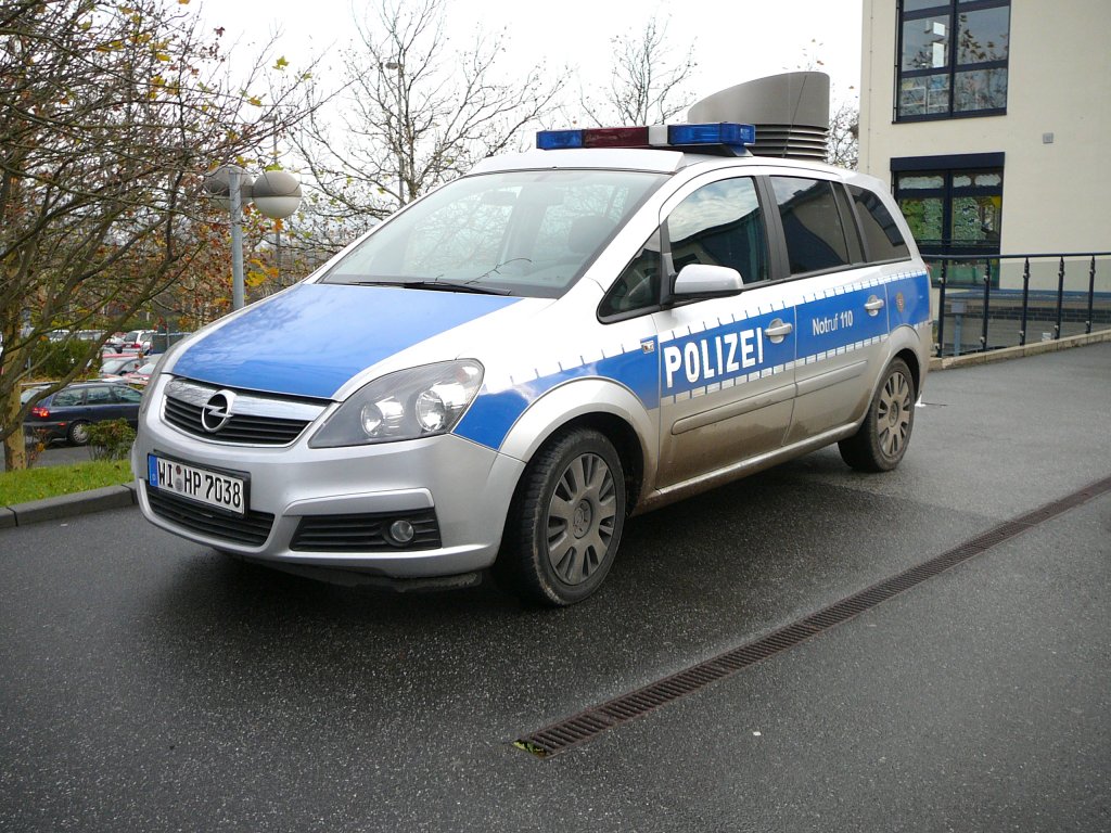 Opel Zafira der hessischen Polizei steht am HSK in Wiesbaden am 21.11.2009