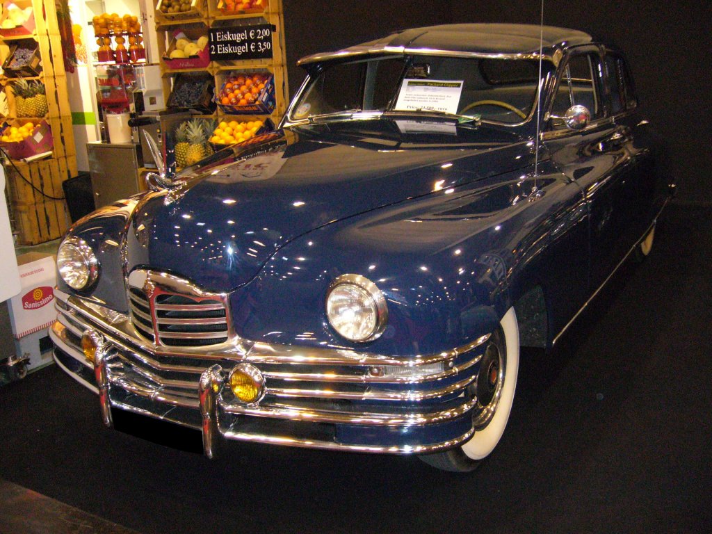 Packard Clipper Six von 1949. Die Series 22 genannten Modelle des Jahrganges 1948/1949 gab es in insgesamt neun Ausstattungsvarianten. Der abgelichtete Packard wurde 1949 nach Brussel/Belgien ausgeliefert und lief dort wahrscheinlich als Taxi.
Essen Motor Show am 06.12.2012.