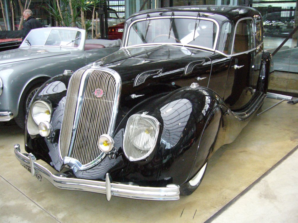 Panhard & Levassor Dynamic Berline. 1936 - 1940. Vom stromlinienfrmigen Modell Dynamic gab es jeweils zwei Limousinen- und Coupemodelle in verschiedenen Fahrzeuglngen. Der Dynamic war grundstzlich mit einem 6-Zylinderschiebermotor motorisiert. Die Hubraumgren betrugen 2.516 cm, 2.861 cm und 3.834 cm. Der hubraumstrkste Motor wurde nur 1937 und 1938 im Modell Dynamic 160 verbaut. In allen Karosserievarianten verkaufte sich das Dynamic-Modell insgesamt 2.641 mal. Classic Remise Dsseldorf am 26.02.2012.