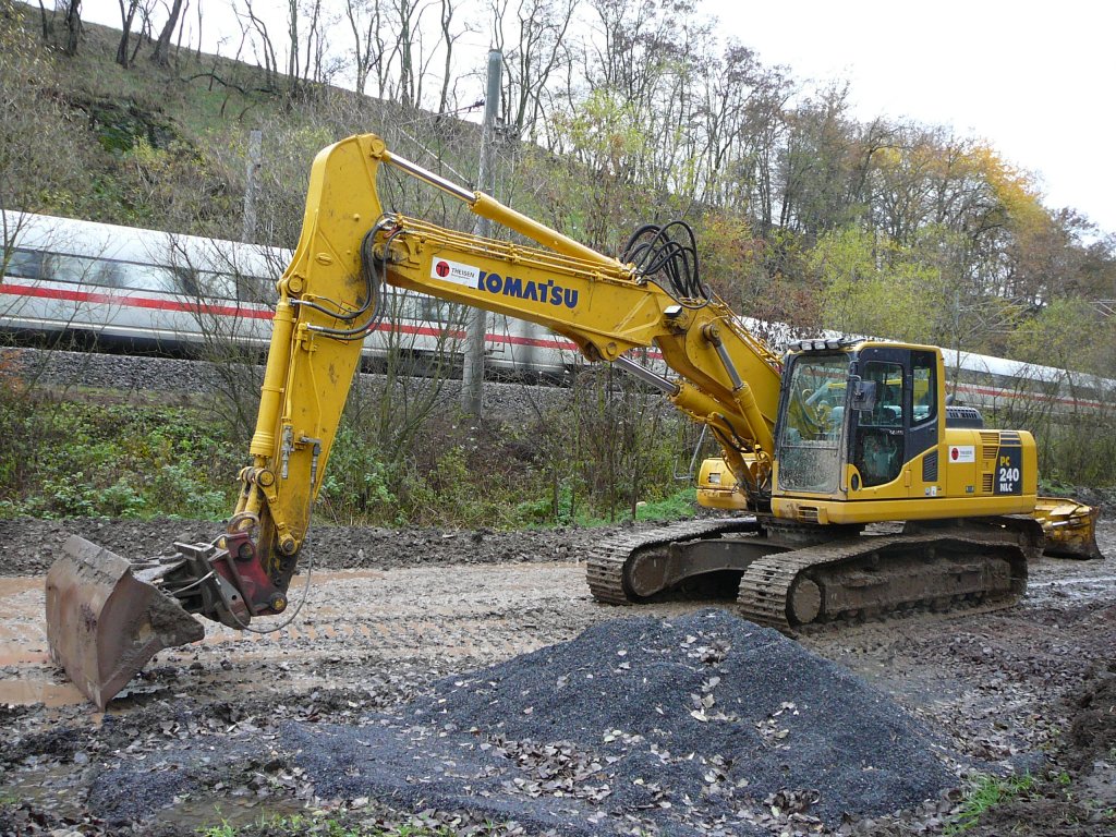 PC 240 steht am 09.11.2009 auf einer Baustelle an der Bahnlinie Saalfeld - Probstzella