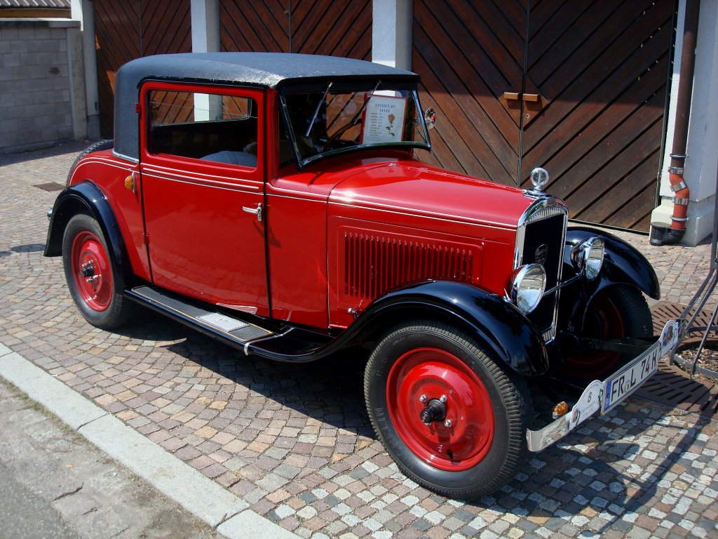 Peugeot 201 Coupe,
Baujahr 1931, 4-Zyl.Motor mit 1200ccm und 23PS, 80Km/h,
Oldtimertreffen Gundelfingen/Brsg., Juni 2010