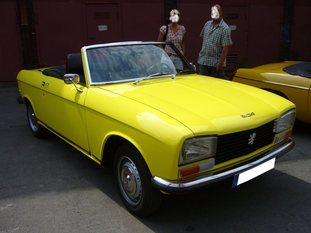 Peugeot 304 S Cabriolet. 1970 - 1975. Hier handelt es sich um ein 304´er Cabriolet, das ab 1972 gebaut wurde. Der 4-Zylinderreihenmotor mit 1.279 cm leistet 75 PS, die dem Auto zu einer Hchstgeschwindigkeit von 160 km/h verhelfen. Oldtimertreffen Kokerei Zollverein 05.06.2011.