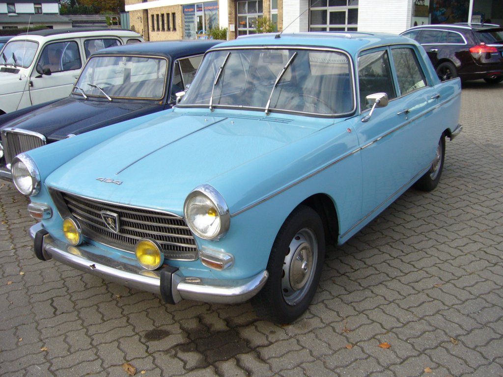Peugeot 404 Limousine. 1960 - 1975. Es gab den 404 in etlichen Karoserrieversionen. In Kenia wurde dieses beliebte Modell noch bis 1991 für den afrikanischen Markt produziert. Düsseldorf am 01.11.2011.