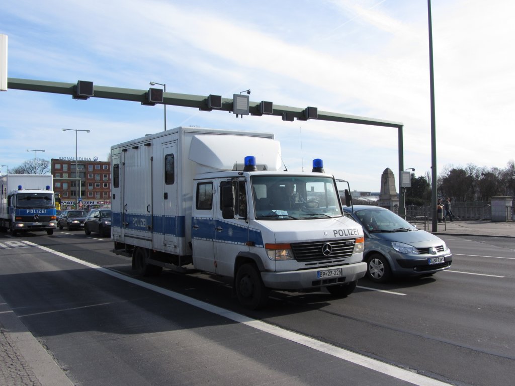 Pferdetransporter BP 27-226 der Bundespolizei in der Heerstrae, 3.3.2012