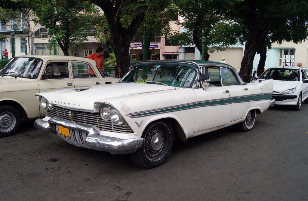 Plymouth Oldtimer auf einem Parkplatz in Santiago de Cuba. Die Aufnahme stammt vom 11.07.2013.