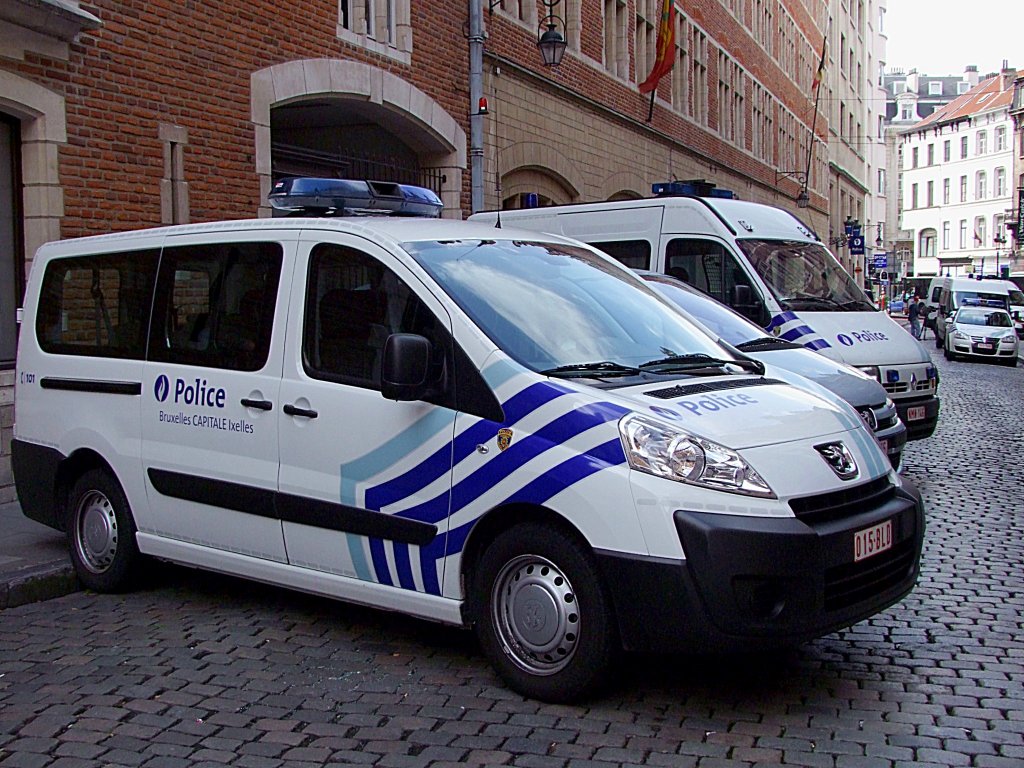 POLICE-Fahrzeuge warten in einer Innenstadtgasse von Brssel auf ihre nchsten Einstze;100831