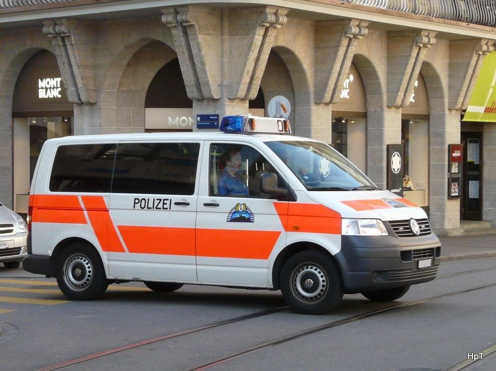 Polizei von Basel unterwegs mit einem VW in der Stadt Basel am 19.03.2010