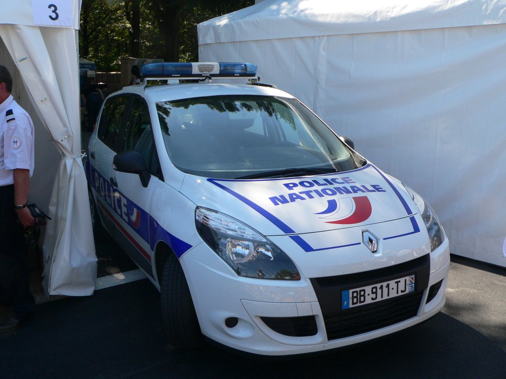 Polizei Frankreich - Renault -  60 Jahre Bundespolizei , Strae des 17. Juni, Berlin, Kennzeichen BB-911-TJ