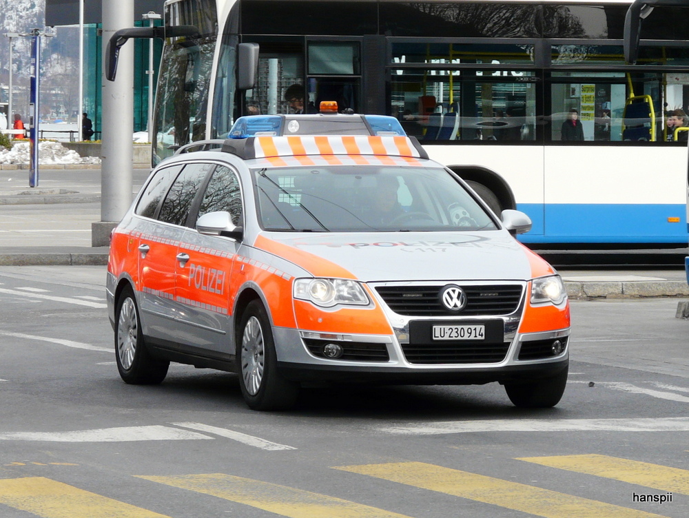 Polizei Luzern unterwegs mit einem WV vor dem Bahnhof Luzern am 16.03.2013