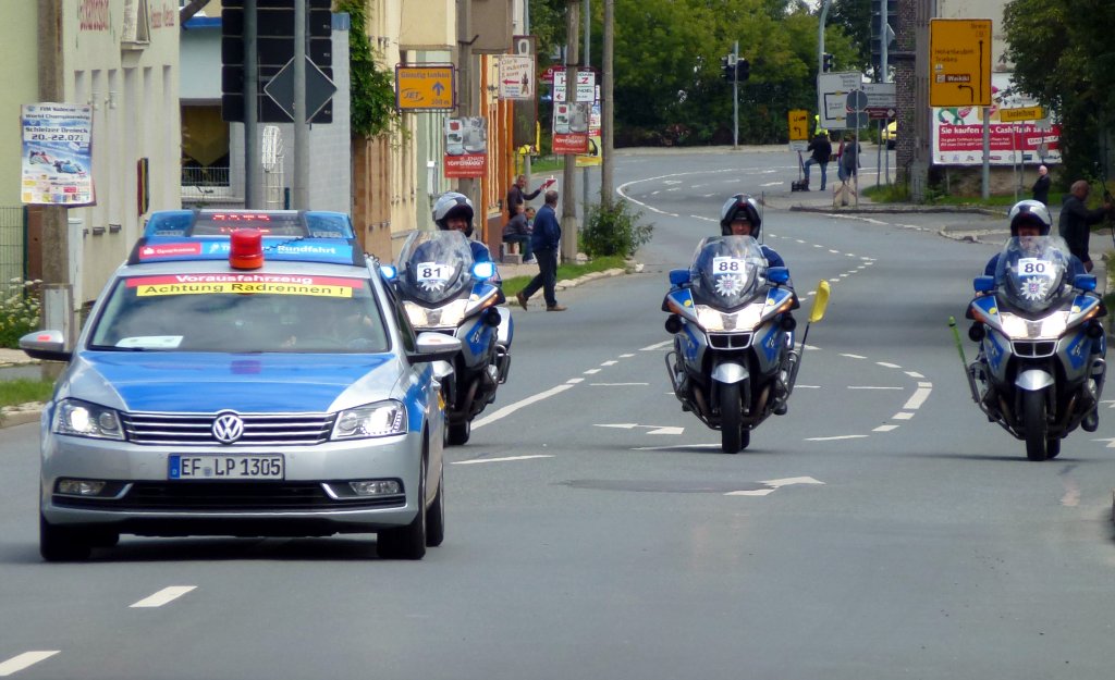 Polizei Thringen Einsatzfahrzeug und 3 Polizeimotorrder zur Absicherung der Thringen - Rundfahrt in Zeulenroda. Foto 22.07.12