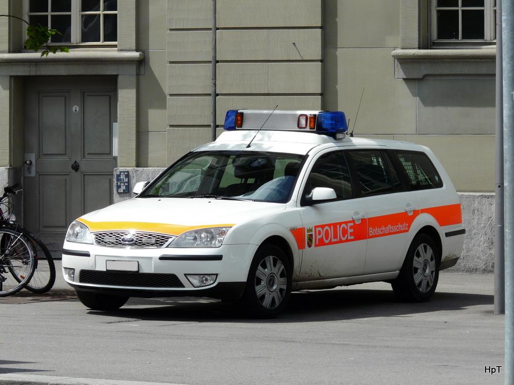Polizeiauto Ford in der Stadt Bern am 12.05.2010