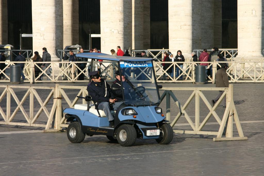 Polizeistreife mit Lamborghini Elektrofahrzeug
auf dem Petersplatz im Vatikanstaat
Rom 9.1.2006