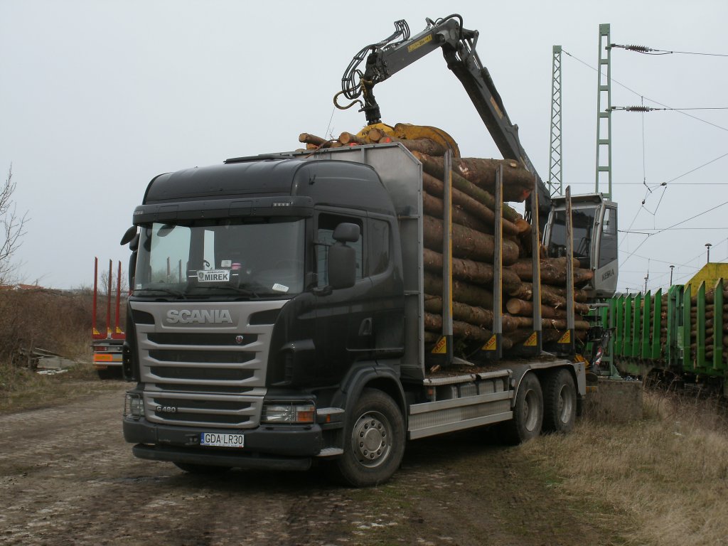 Polnischer SCANIA auf der Ladestrae von Bergen/Rgen wo,am 12.April 2012,Holz verladen wurde.