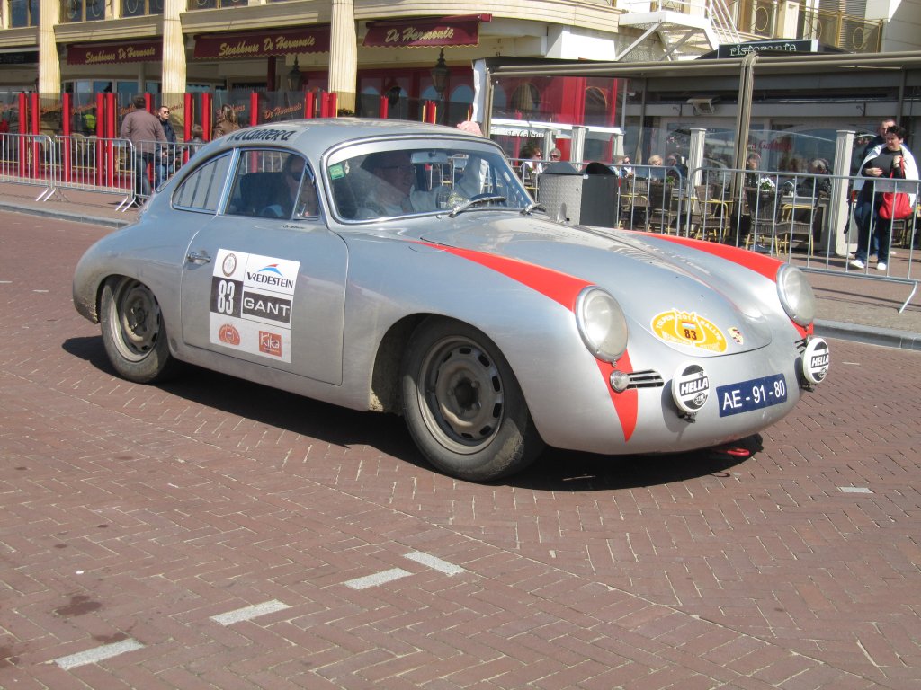 Porsche 1964 356 SC  am 12. Mai 2012 bei der Zielankunft der Tulpenrally 2012 in Noordwijk aan Zee (NL) 
