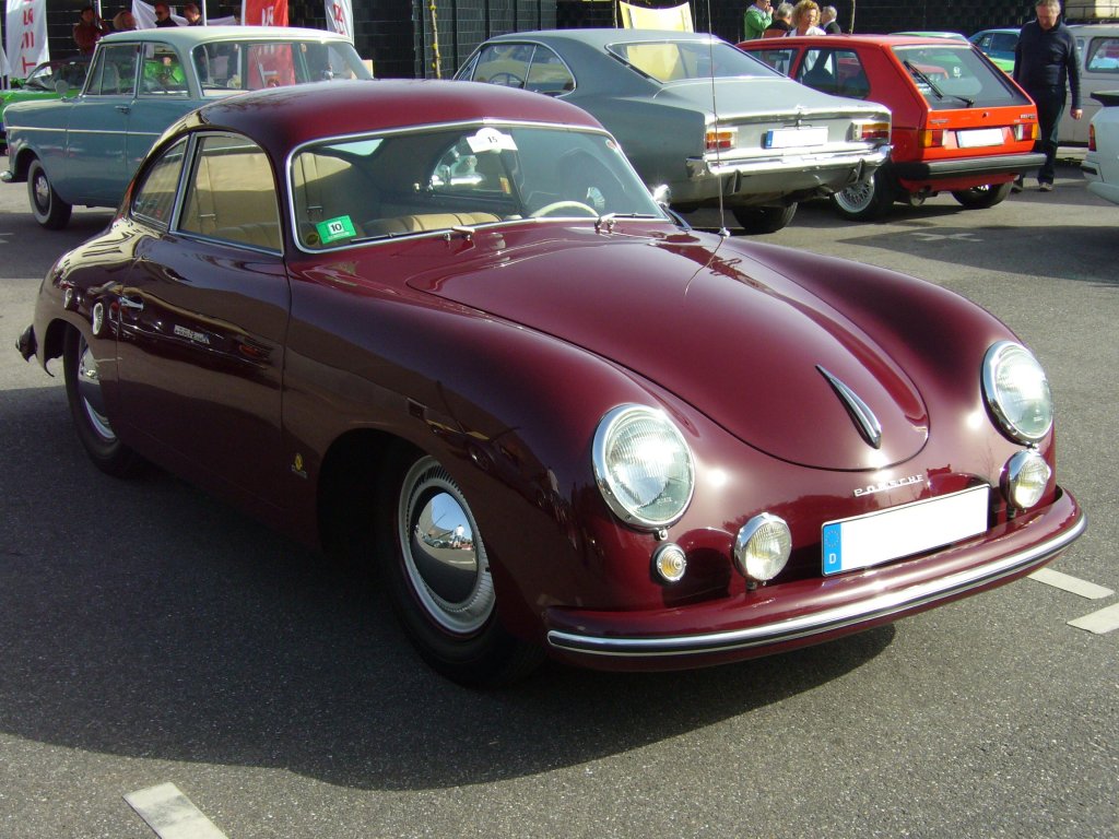 Porsche 356 1500 Super. 1952 - 1955. Den Luxus einen solchen Sportwagen zu fahren, der eine Hchstgeschwindigkeit von 175 km/ erreichte, mute man 1952 mit DM 13.800 bezahlen. Saisonerffnung am Dsseldorfer Meilenwerk 10.04.2011.