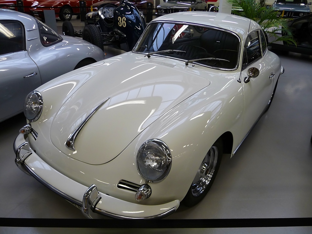 Porsche 356 B Super 90, Autosammlung Steim in Schramberg, 6.3.11 
Baujahr 1963 
4 Zylinder, 90 PS aus 1582 ccm. 
180 km/h schnell und 950 kg schwer. 
0-100 km/h in 14 sec, was damals noch sportlich war, wird heute schon von vielen Kleinwagen überboten.