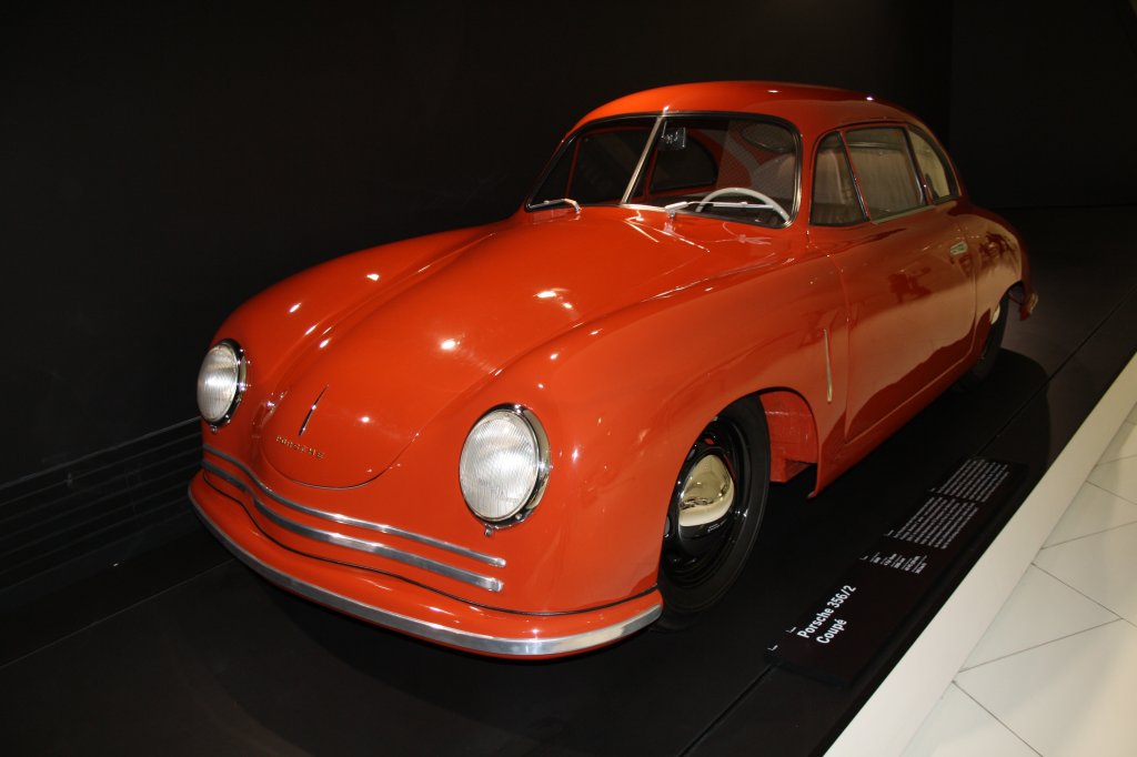 Porsche 356/2 Coupe´ eins von 52 1948 in Gmnd gebauten Coupe´s mit Aluminiumkarosserie aufgenommen am 15.09.2012 im Porschemuseum Stuttgart Zuffenhausen