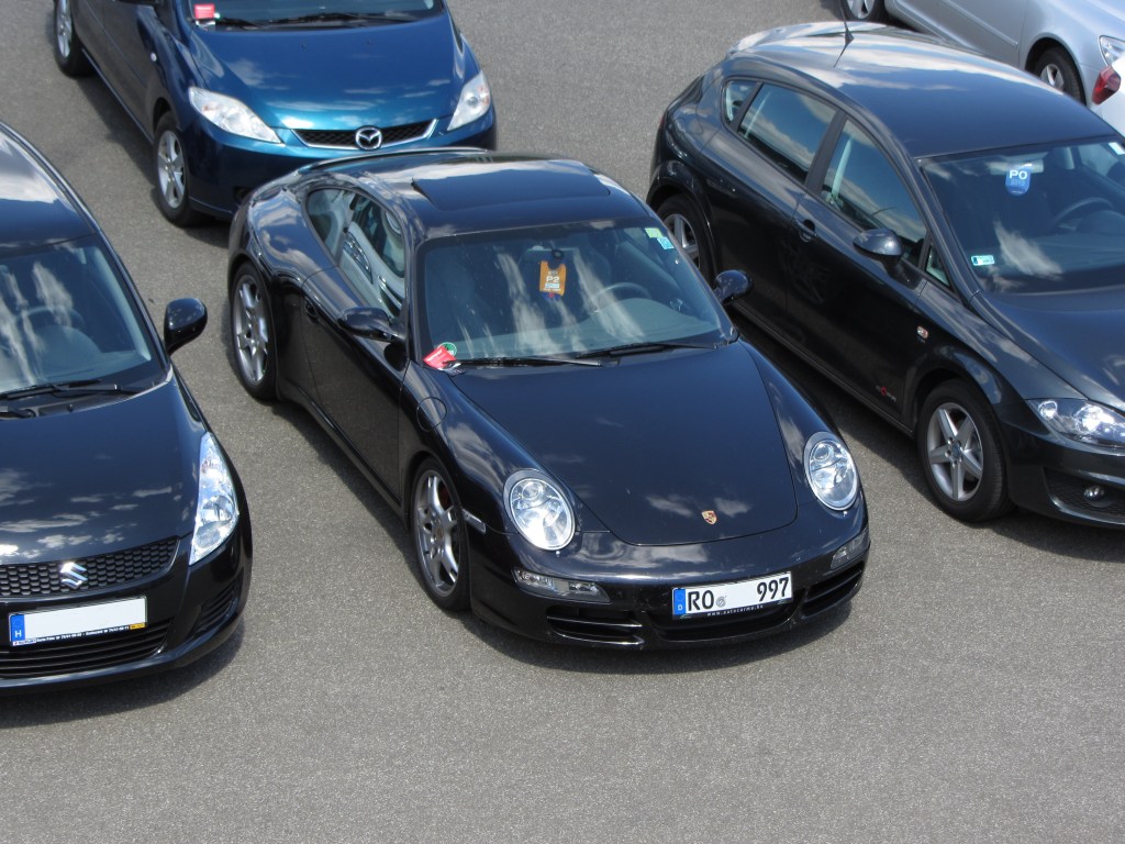 Porsche 911 (997) fotografiert von oben. Parkplatz Hungaroring am 06.05.2012