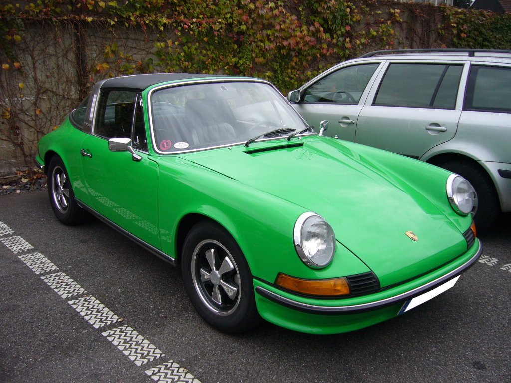 Porsche 911 E Targa. 1971 - 1973. Ab dem Modelljahr 1971 wurde der Hubraum des 6-Zylinderboxermotors auf 2.341 cm erhht. In der E-Version leistet der Motor 165 PS. Besucherparkplatz der Classic Remise Dsseldorf am 01.11.2012.
