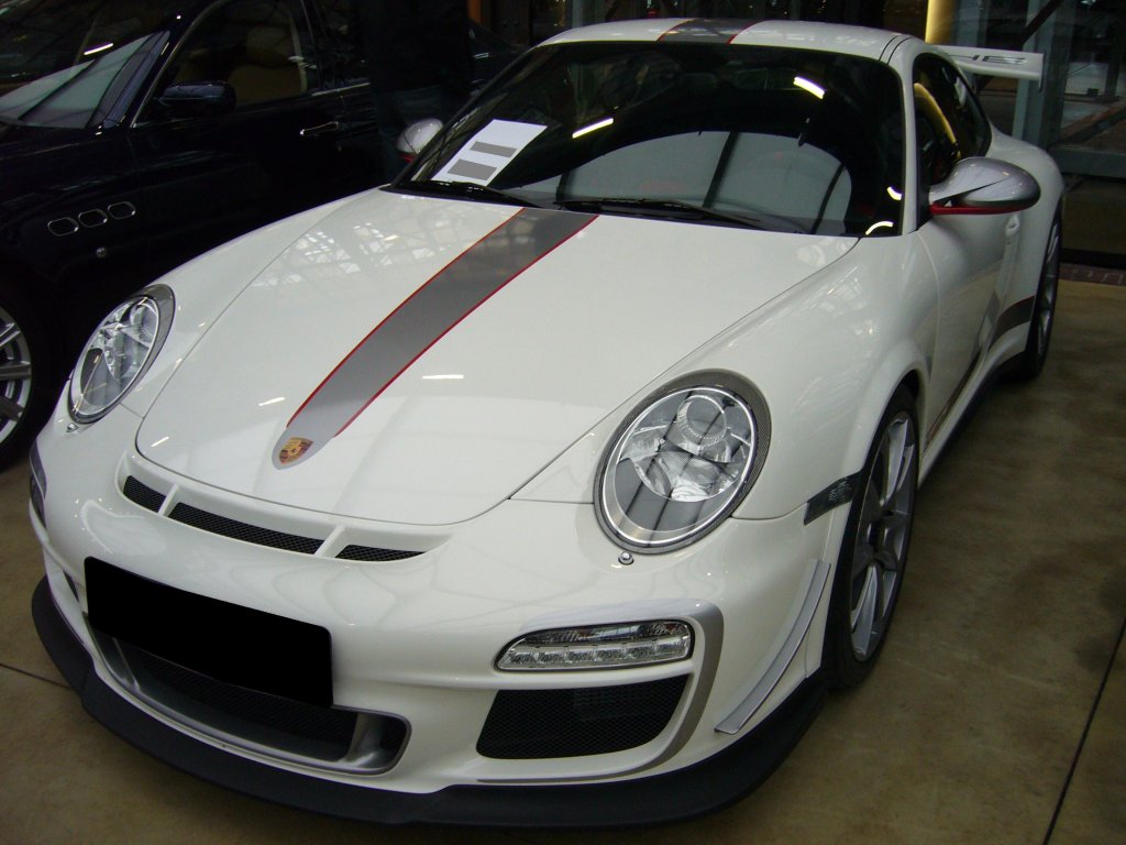 Porsche 911 GT3 RS 4.0. Von diesem 911 wurden insgesamt nur 600 Stck produziert. Der Kaufpreis lag bei  178.600,00. Der 4.0l 6-Zylinderboxermotor leistet 500 PS und beschleunigt den, nur in wei lieferbaren Boliden, auf 310 km/h. Classic Remise Dsseldorf am 05.01.2013.