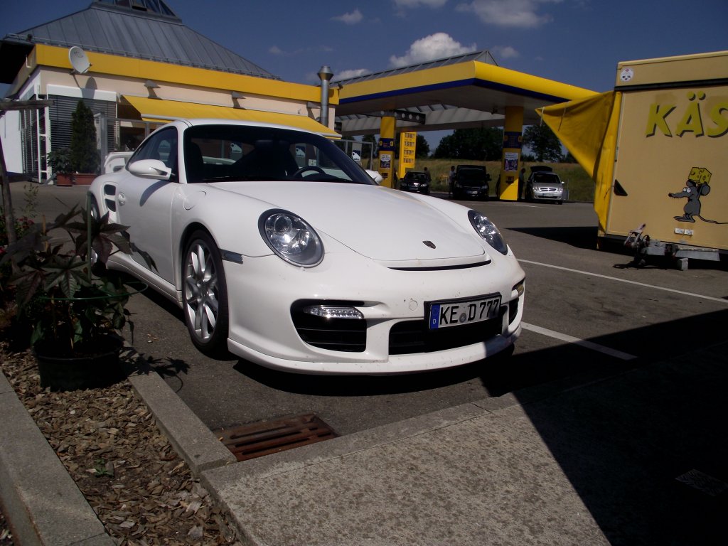 Porsche GT2 steht am 21.07.13 bei Waltenhofen  