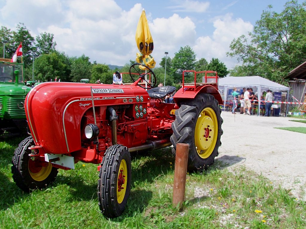 PorscheDieselSuper-A140(Hofherr-Schrantz),aus dem Jahr1959 gesellt sich mit seinen 40PS zum Oldtimertreffen in Waldzell;100725