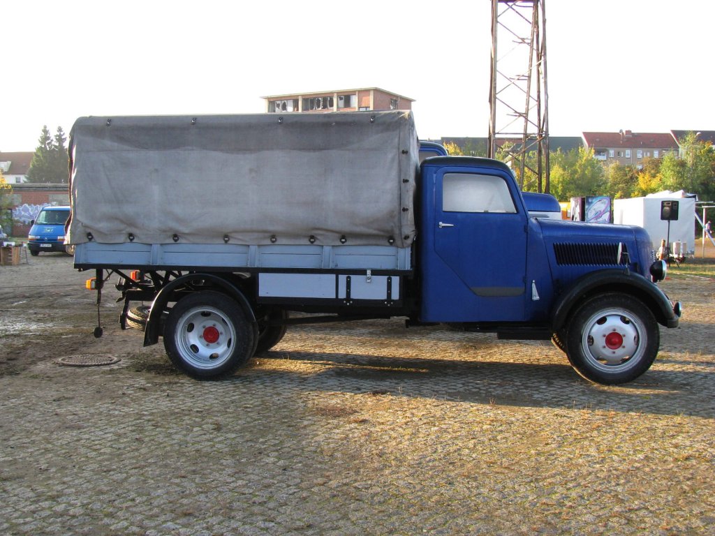 Pritschenwagen Garant 30 K aus dem Landkreis Barnim (BAR) gesehen beim 6. Oldtimertreffen im ex. KIW  Vorwrts  in Schwerin [07.10.2012]
