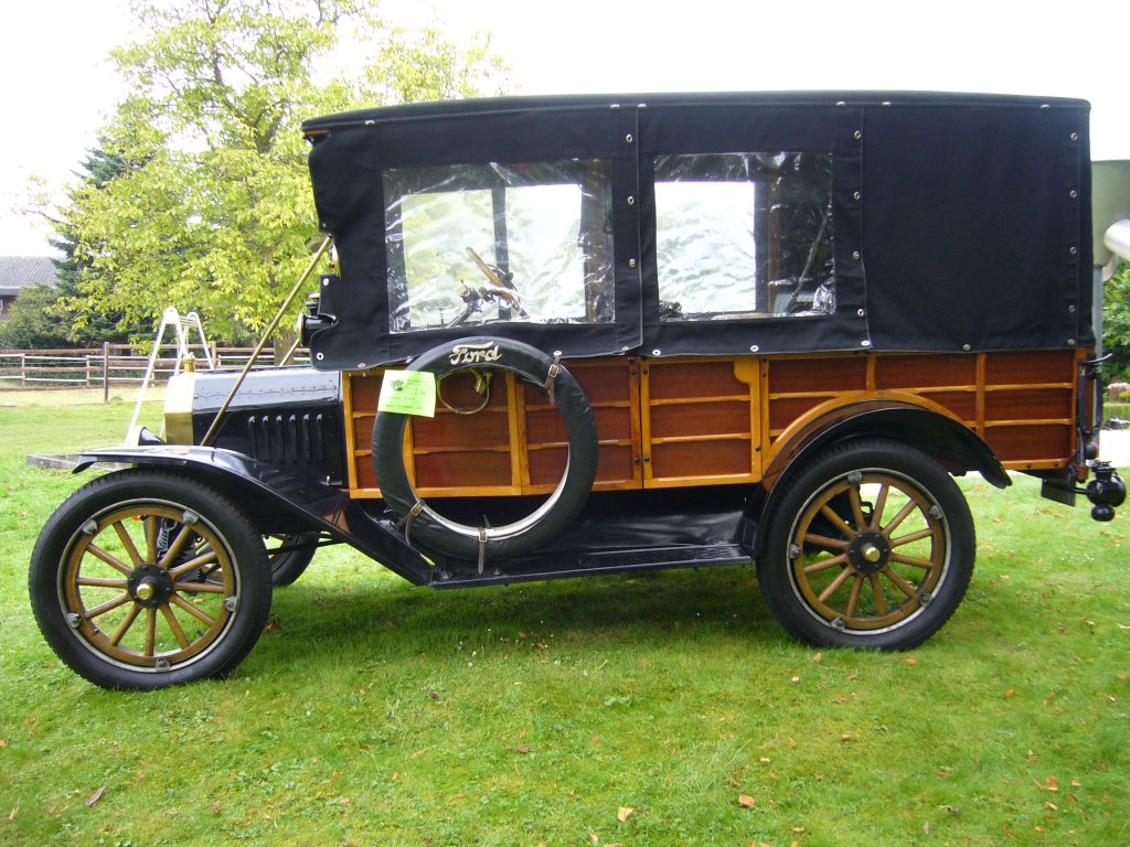 Profilansicht eines 1915´er Ford Model T Woody Wagon. Irgendwie kann man einen solchen Woody Wagon als Vorläufer des Kleinbusses sehen. Woodietreffen Schermbeck am 23.09.2012.