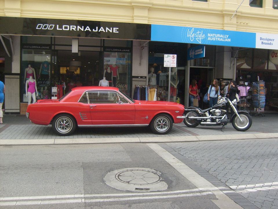 Profilansicht eines 1966´er Ford Mustang Hardtop und einer Harley Davidson. Perth/Westaustralien am 29.10.2011.