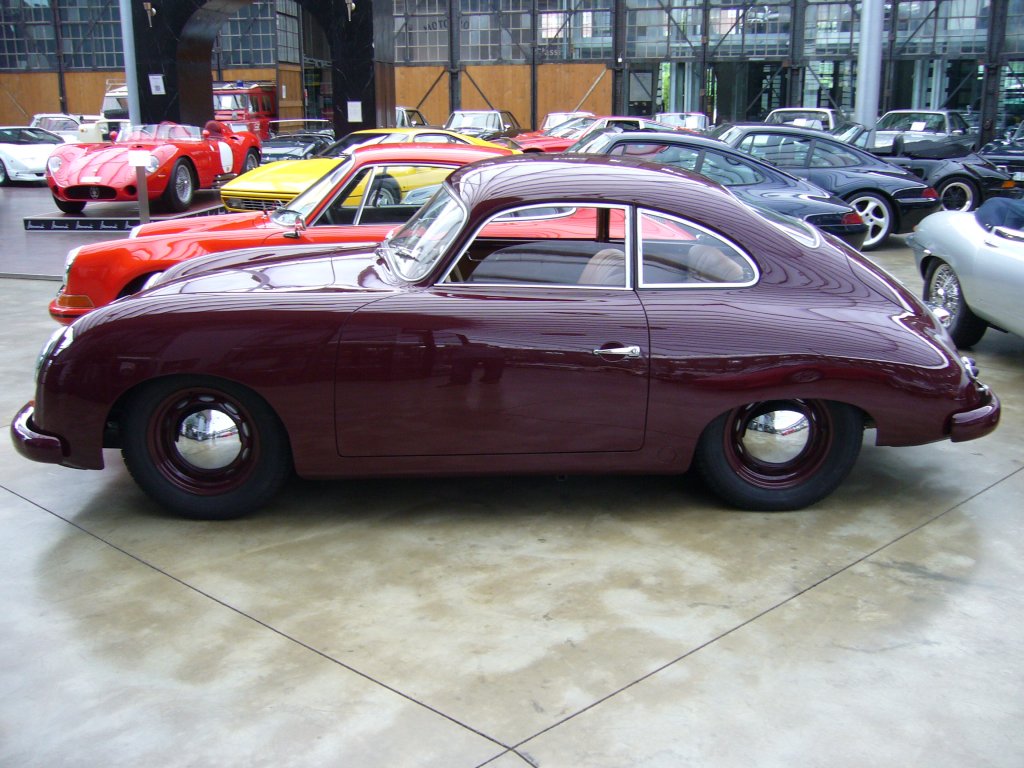 Profilansicht eines Porsche 356 Coupe, das noch bei Reutter in Stuttgart montiert wurde. Classic Remise Dsseldorf am 25.08.2012.