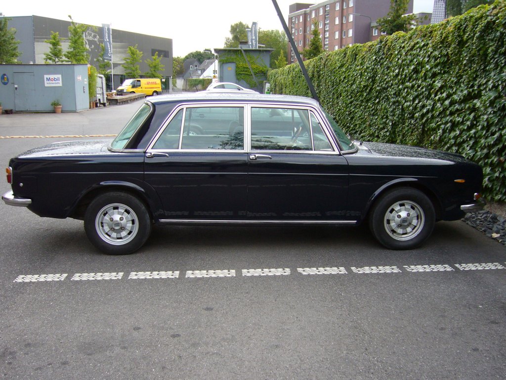 Profilansicht einer Lancia 2000 Limousine. 1970 - 1974. Der Lancia 2000 ist eigentlich die letzte Ausbaustufe des bereits 1960 vorgestellten Flavia. Der 2.0l 4-Zylinderboxermotor leistet 125 PS. Besucherparkplatz der Classic Remise Düsseldorf am 25.08.2012.