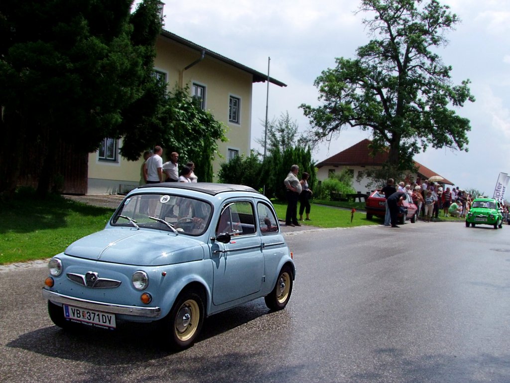 PUCH500, verfolgt von einem weiteren Modell dieses Fahrzeugtypes, bei der Oldtimerrundfahrt in Neukirchen/Vckla;090705