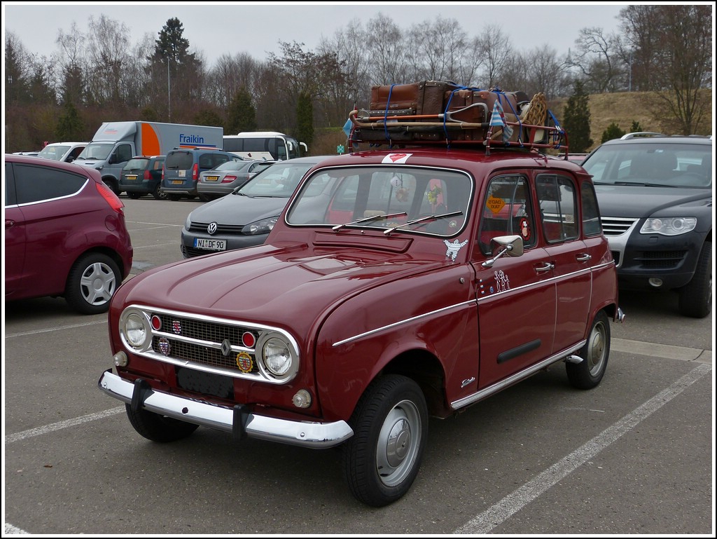 R 4 steht mit Reisegepck wie Frher blich auf einem Parkplatz. 10.03.2012