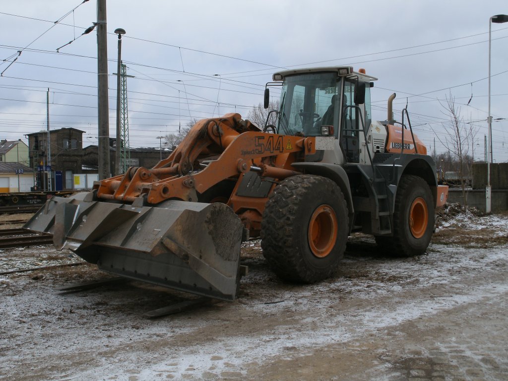 Radlader von Liebherr am 18.Februar 2011 am Bahnhof in Bergen/Rgen.