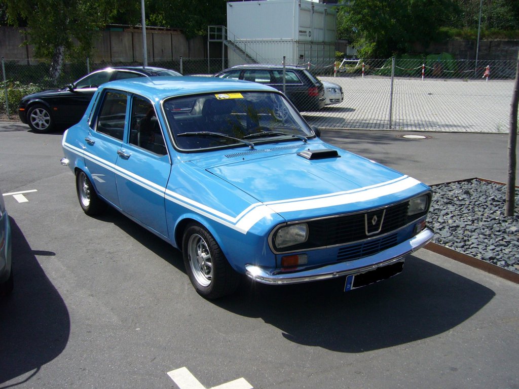 Renault 12 Gordini. Baujahr 1971-1974. Den R 12 Gordini gab es nur in der abgebildeten blauen Lackierung mit den weien Ralleystreifen. Besucherparkplatz des Dsseldorfer Meilenwerkes am 01.07.2007.